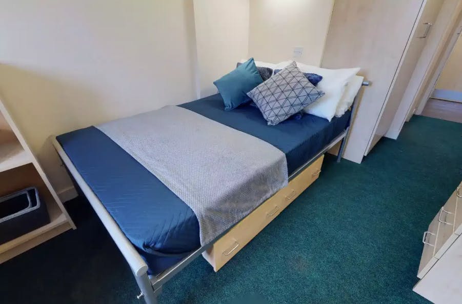 Silver En Suite
