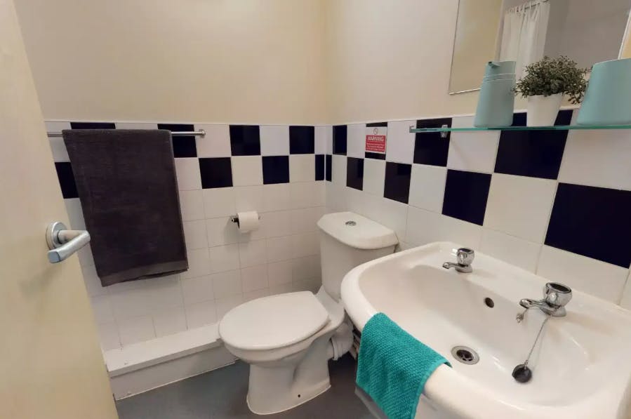 Silver En Suite