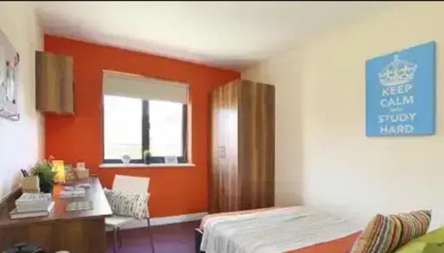 Classic Ensuite – Tallis Court room image 2