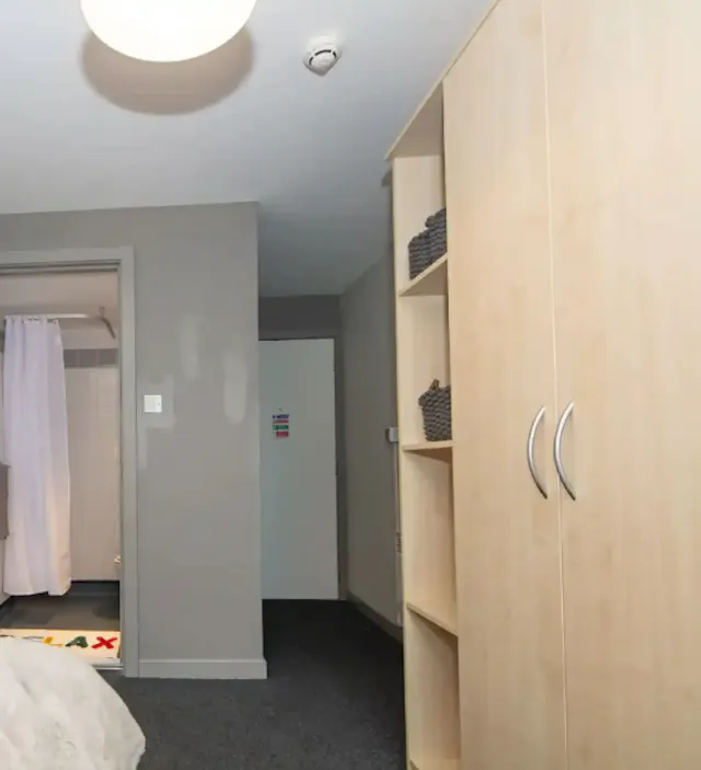 Ensuite – Bronze room image 4