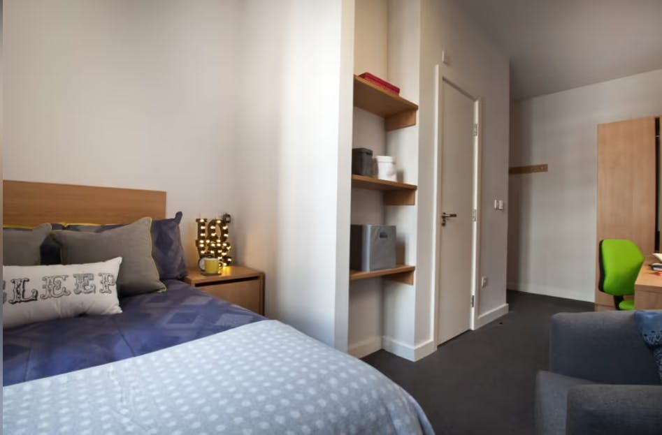 Classic 5 Bed Apartment