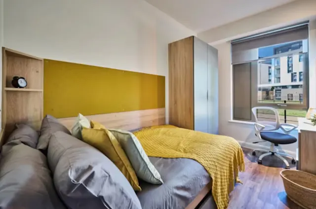 Standard Plus Ensuite room image 1