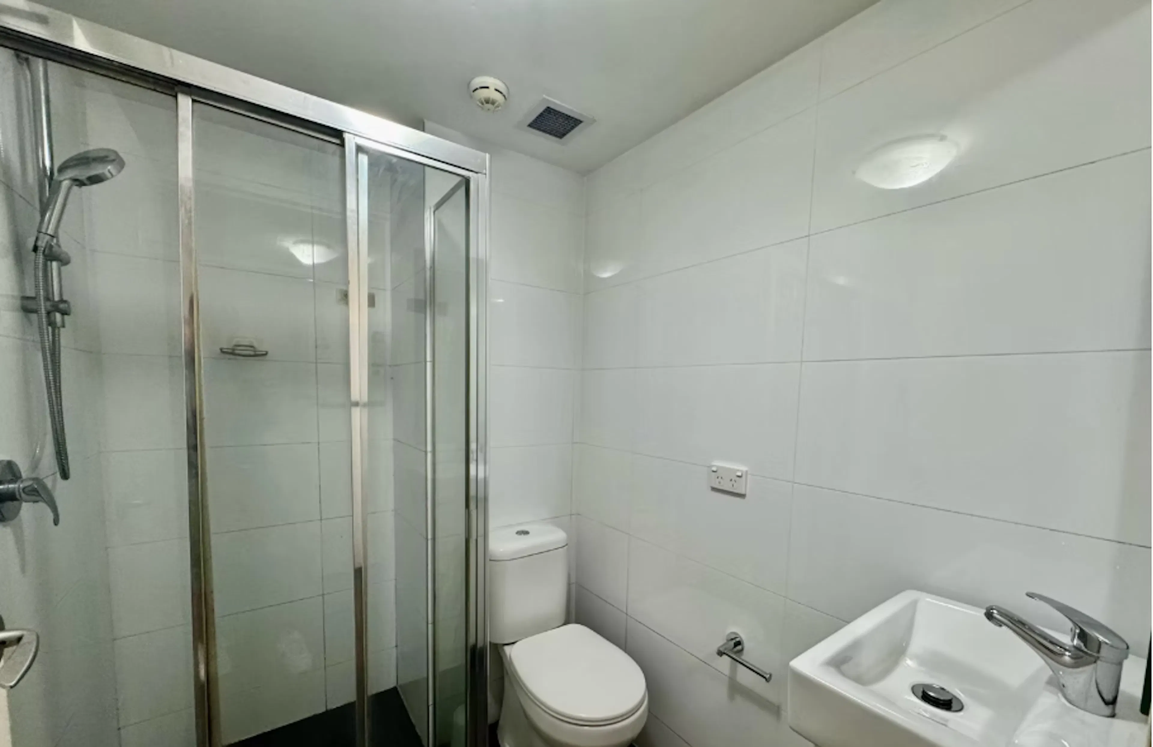 Studio Apartments BATHROOM 2