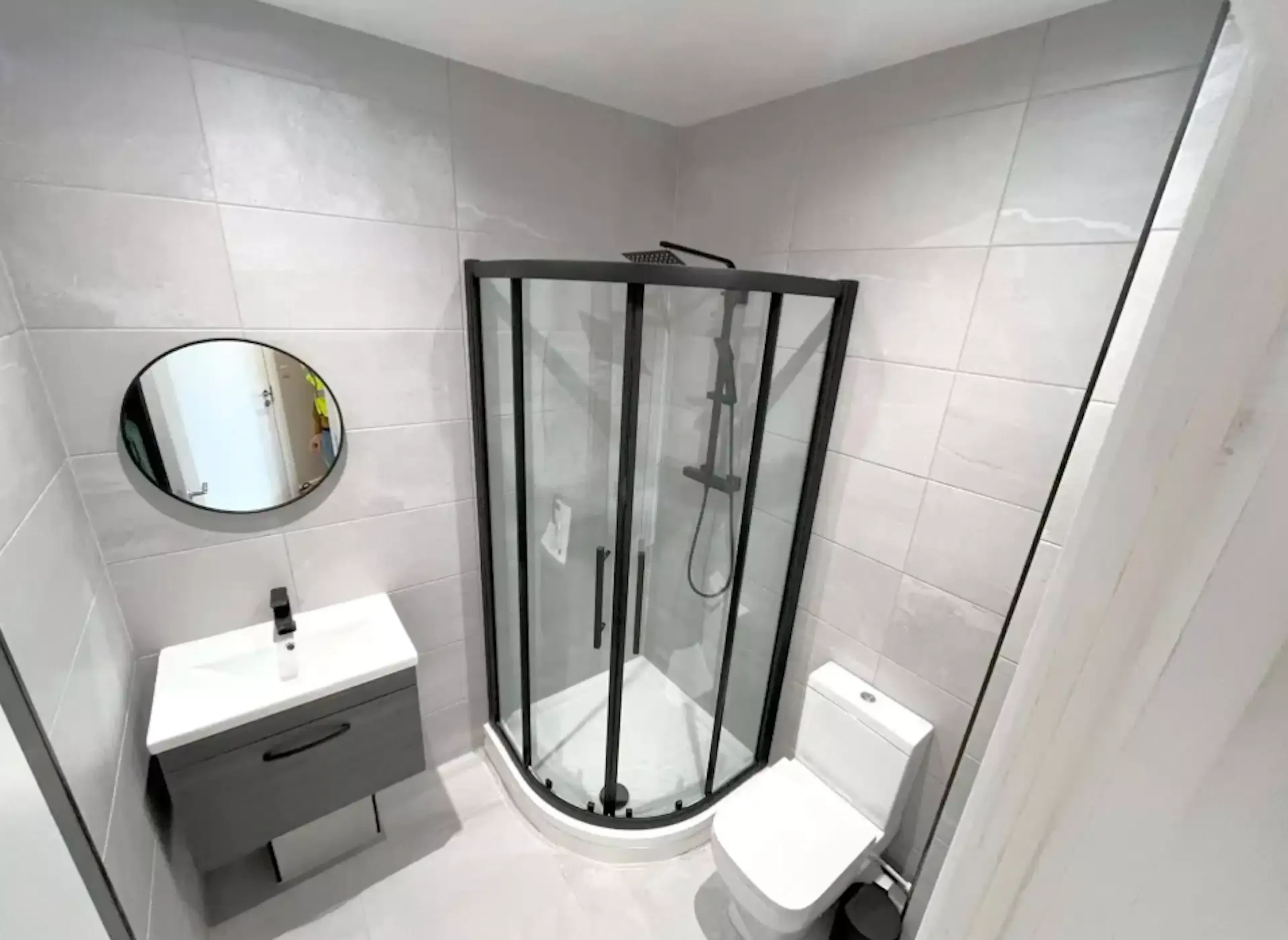 Super Deluxe Studio BATHROOM 4