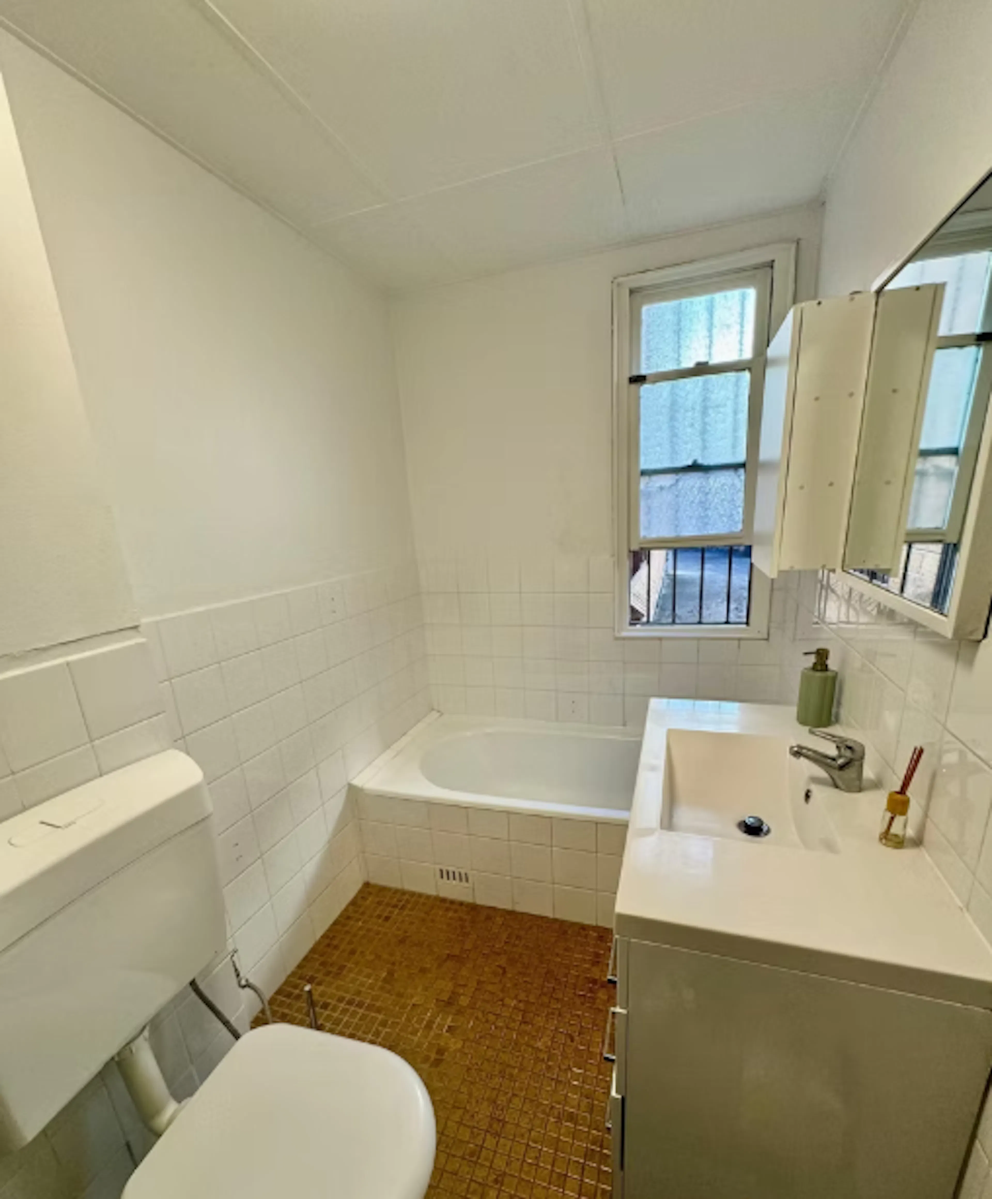 2 Bedroom 1 Bathroom Apartment BATHROOM 3