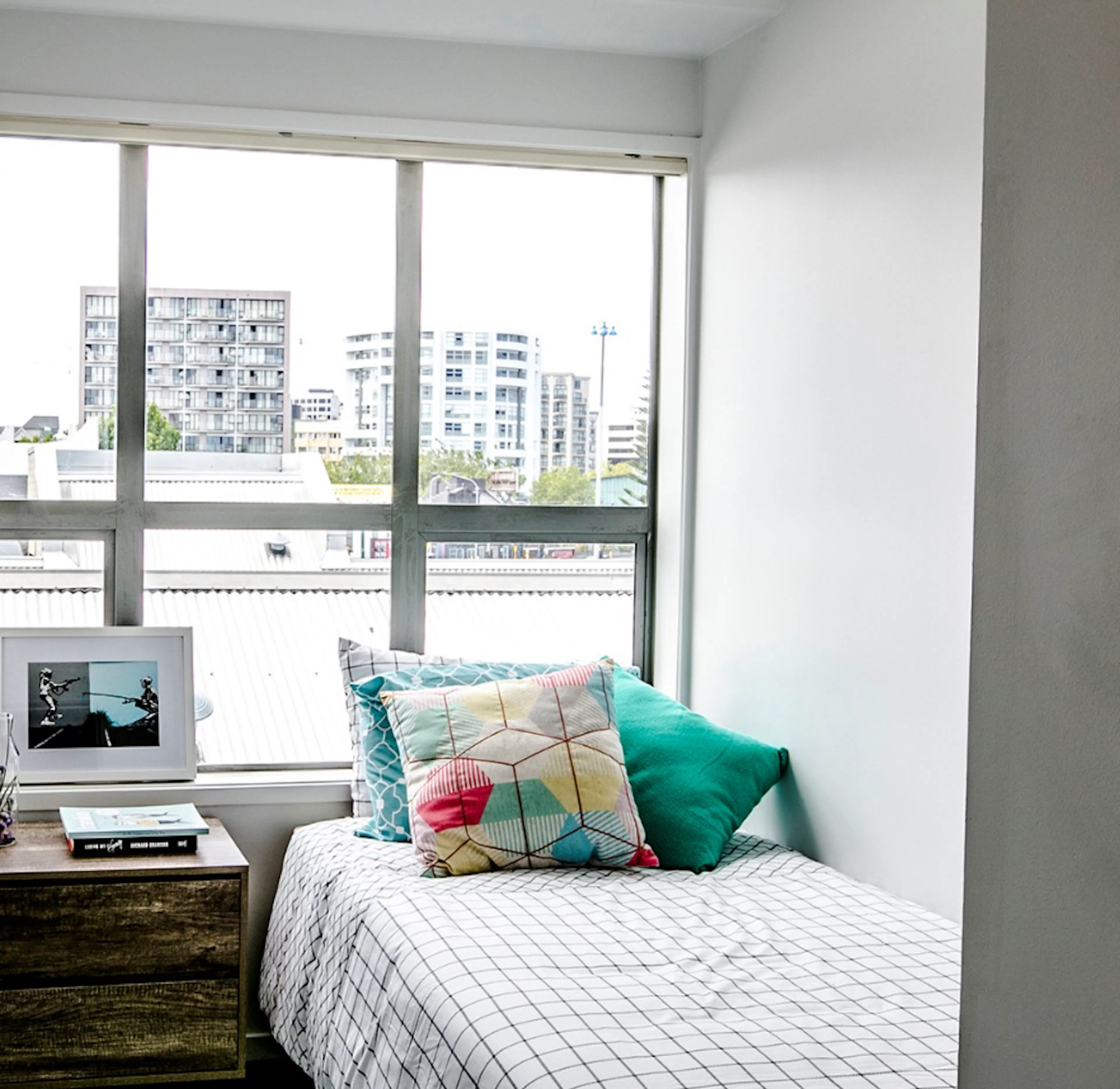 Apartment 401 (4 bedrooms and 1 bathroom) ROOM 2