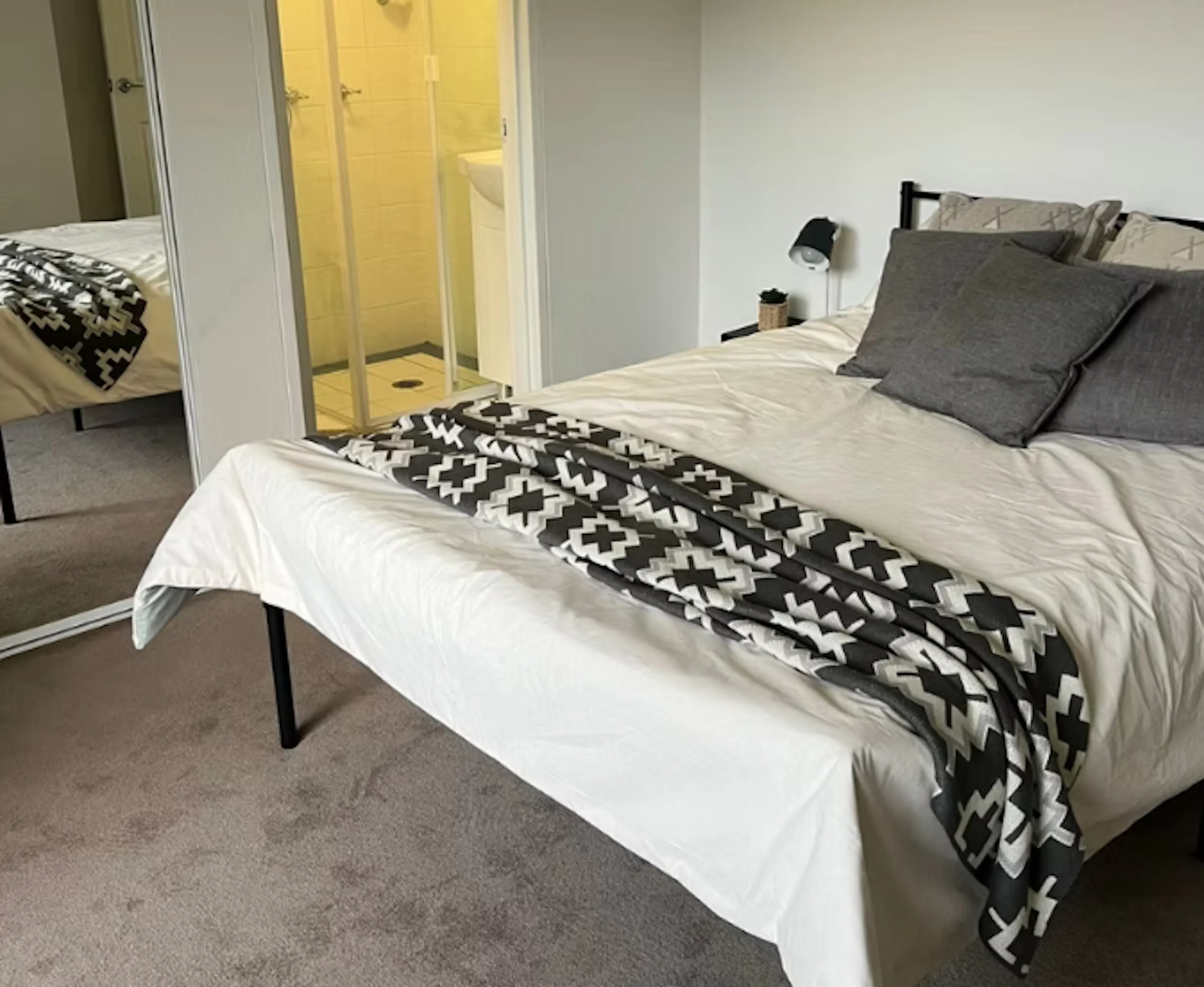 2 Bedroom, 2 Bathroom Apartment ROOM 2