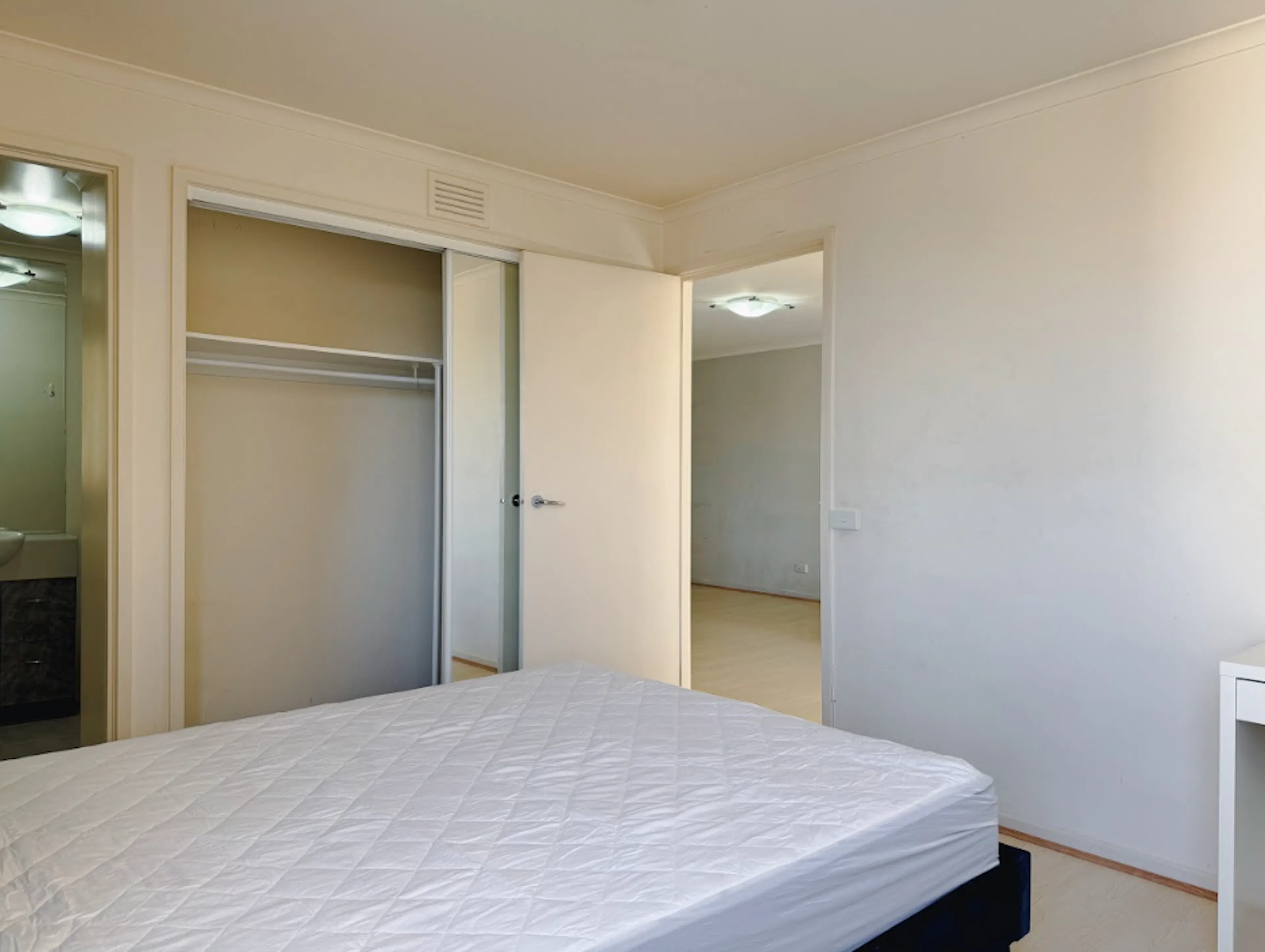 2 Bedroom, 2 Bathroom Apartment ROOM 1