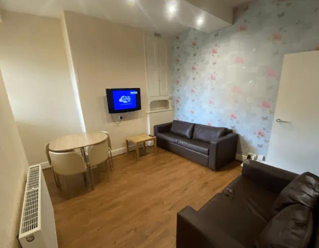 Classic 4 Bed Apartment - 1 Bath (Street House) room image 1