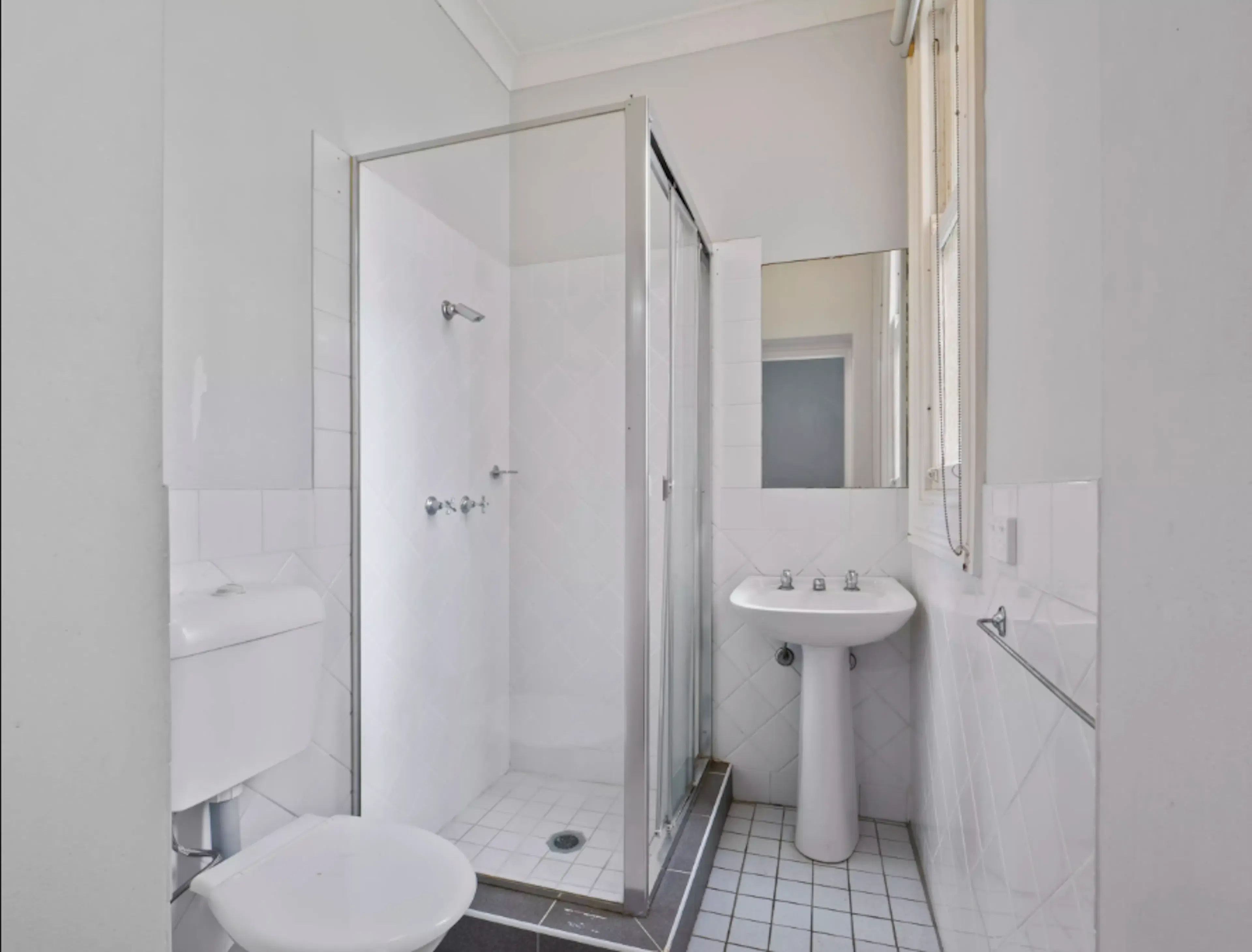 Room 16 (Studio) BATHROOM 1