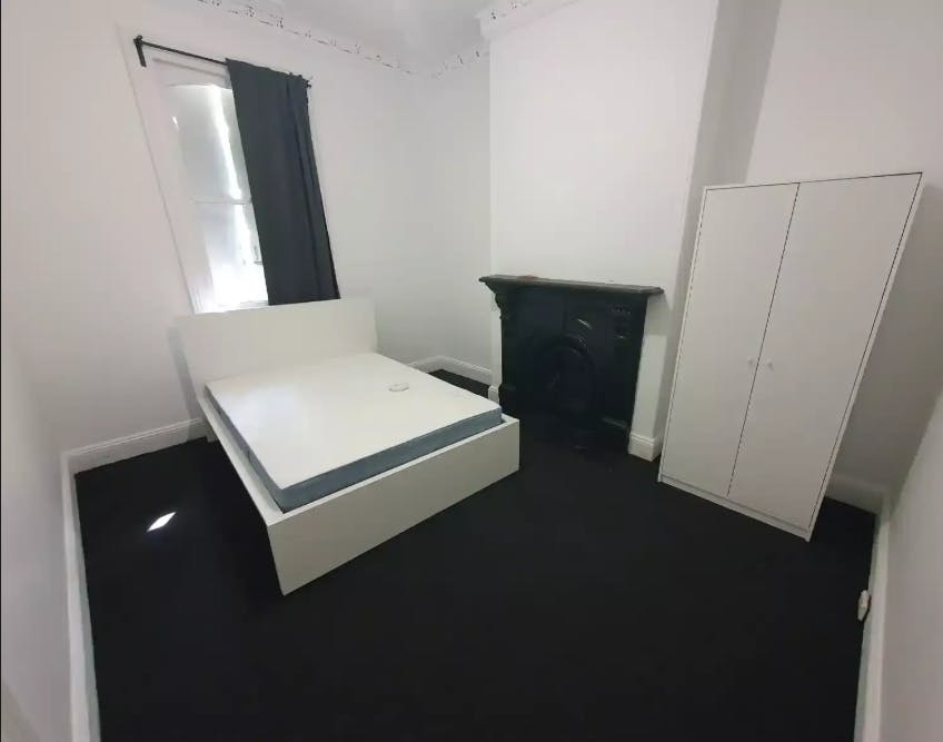 325-cleveland-sydney-Room 6 Standard