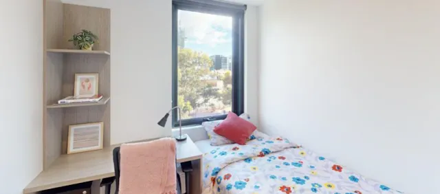 4 Bedroom Apartment with Ensuite room image 1
