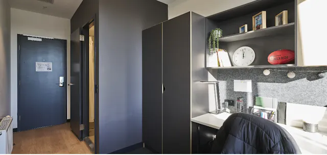 Lincoln Premier Ensuite room image 4