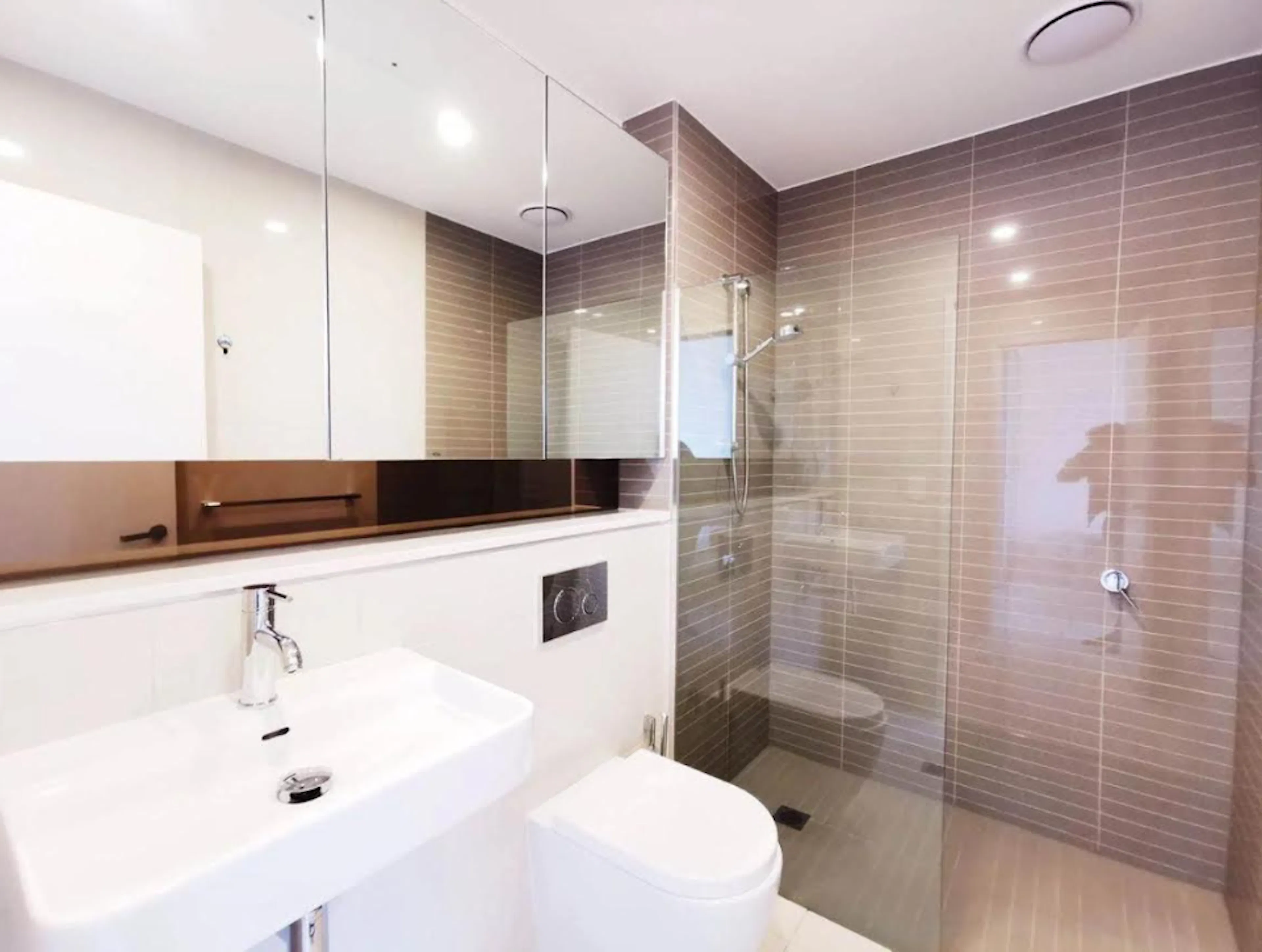 2 Bedroom 2 Bathroom + 1 Studio BATHROOM 4