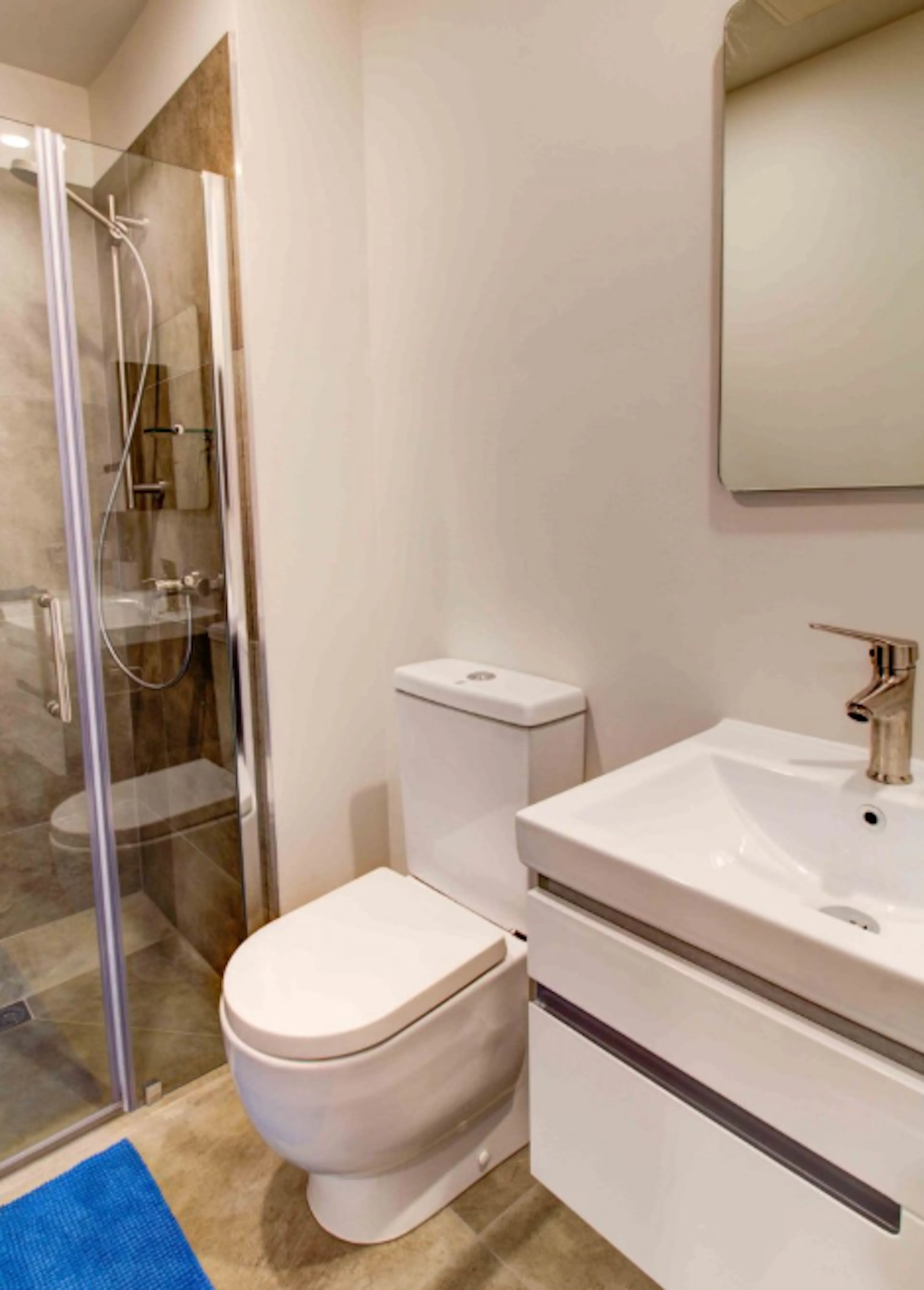 1 Bedroom Large BATHROOM 3