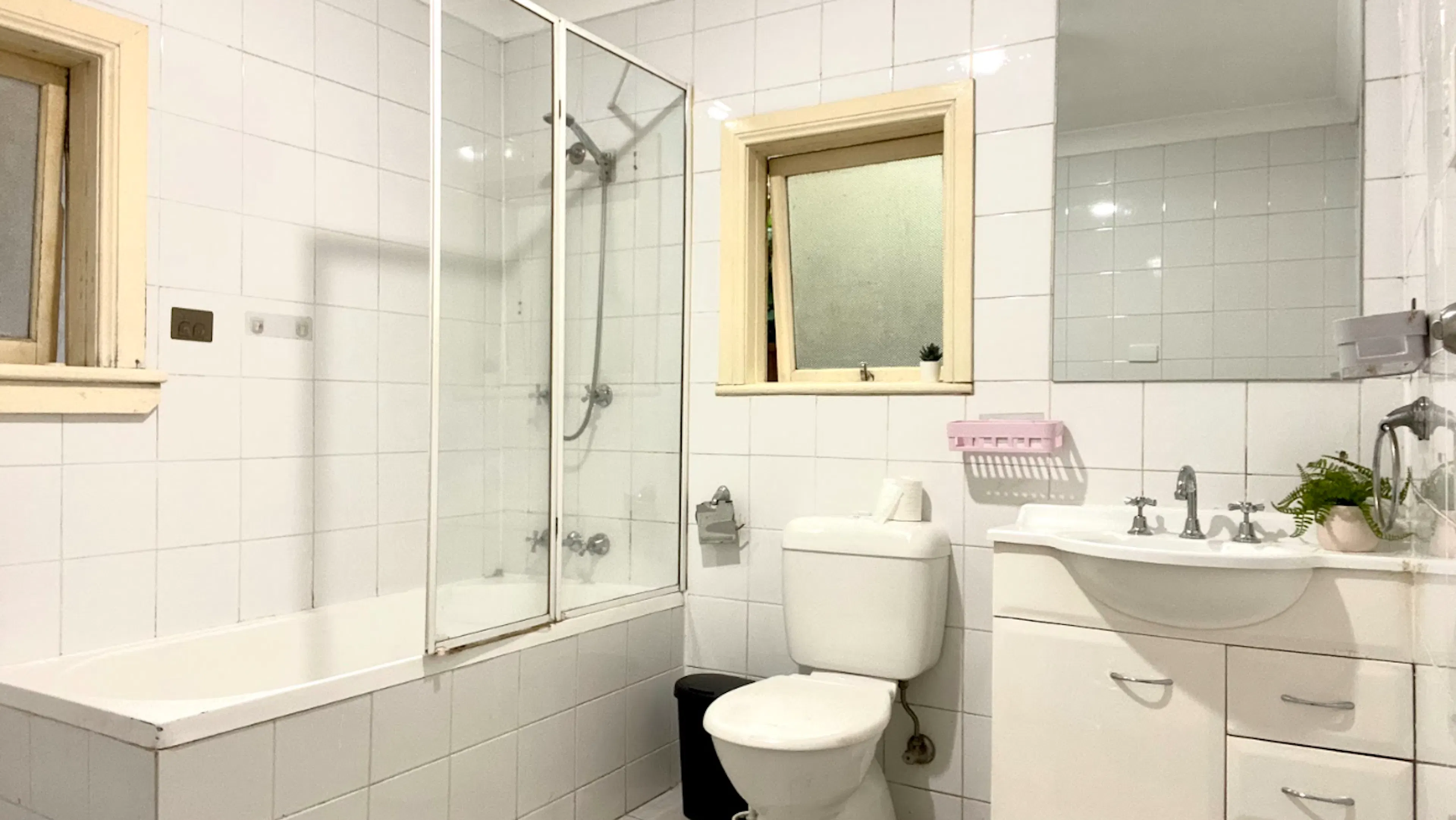 Room 4 (Non-ensuite) BATHROOM 2