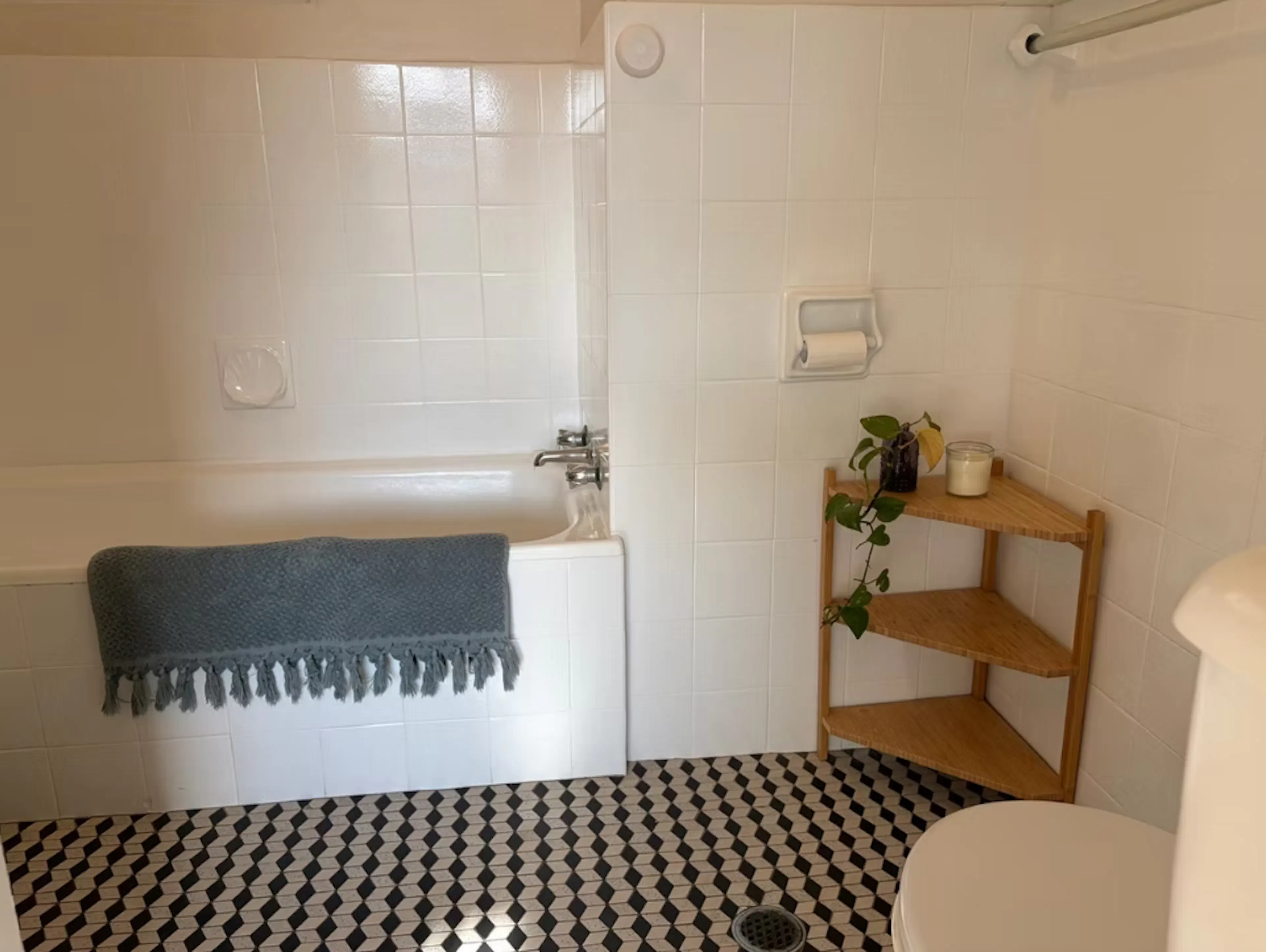 2 Bedroom 1 Bathroom Apartment BATHROOM 3