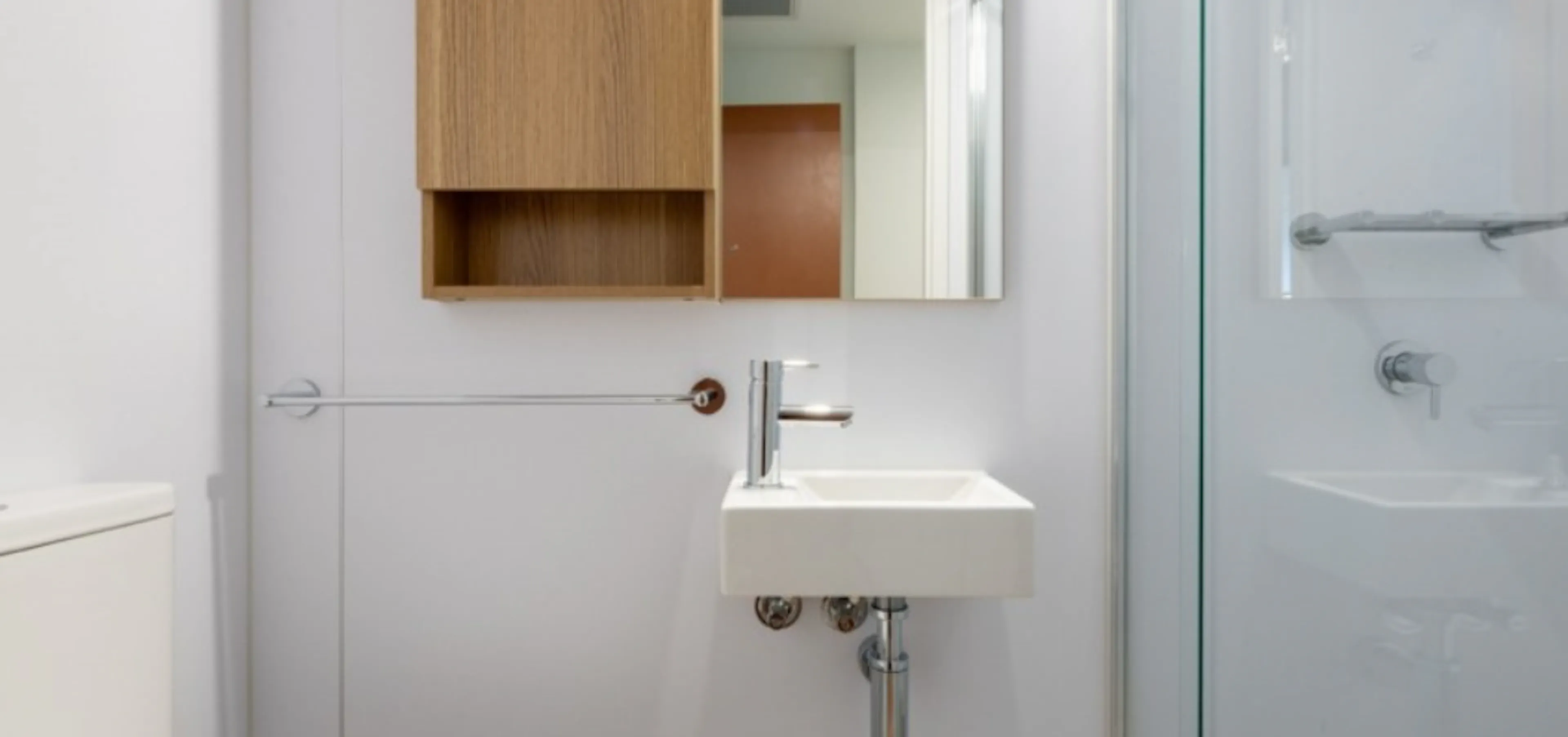 Deluxe Studio BATHROOM 4