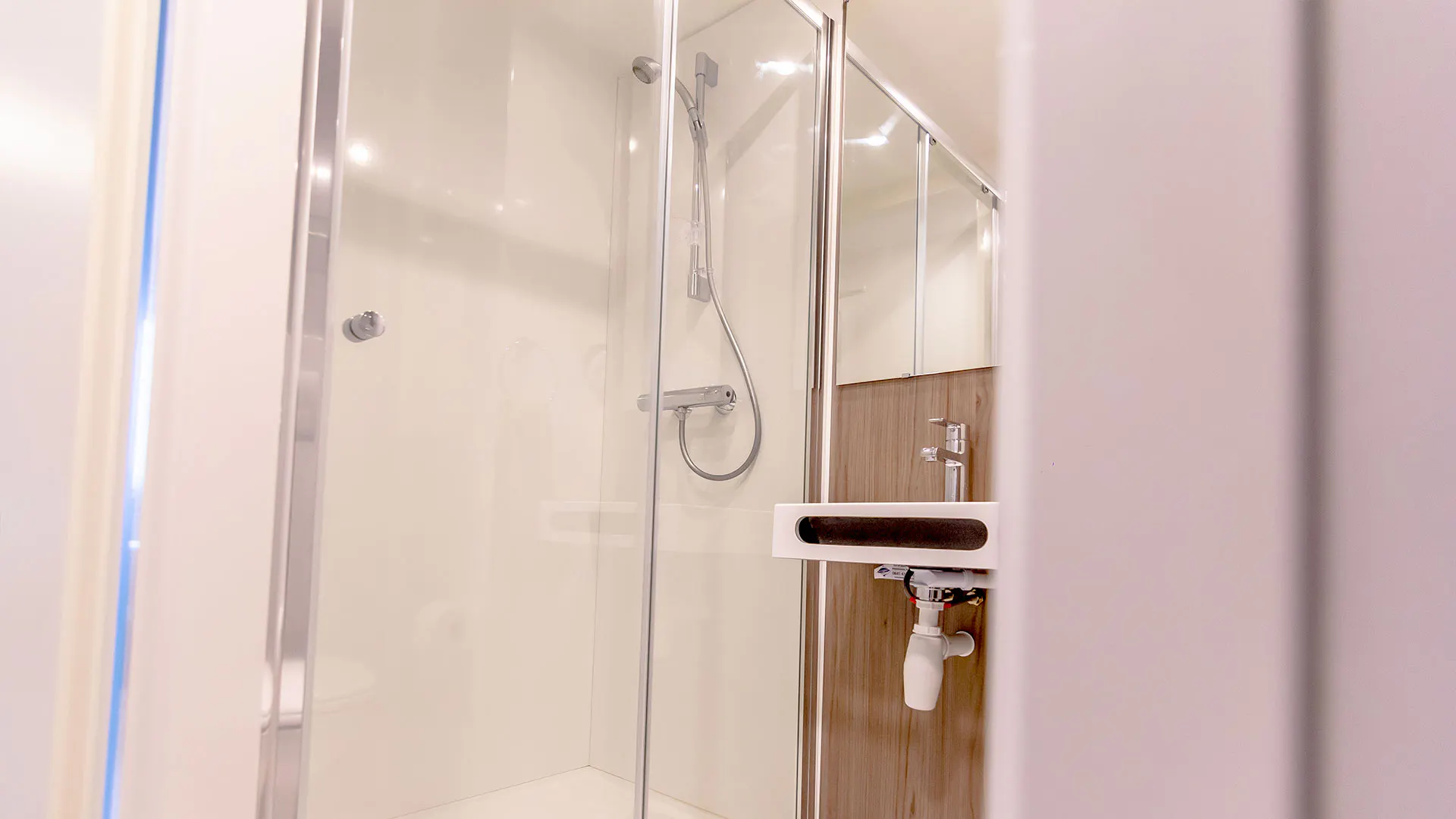 Shannon Room BATHROOM 2