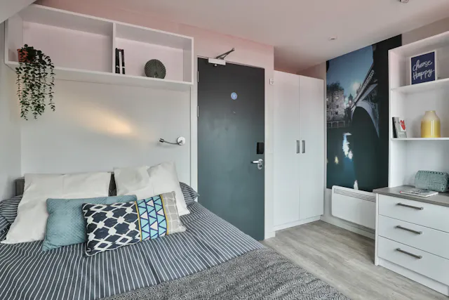 Classic Smaller 2 Bed Apartment - Shared Bathroom room image 1