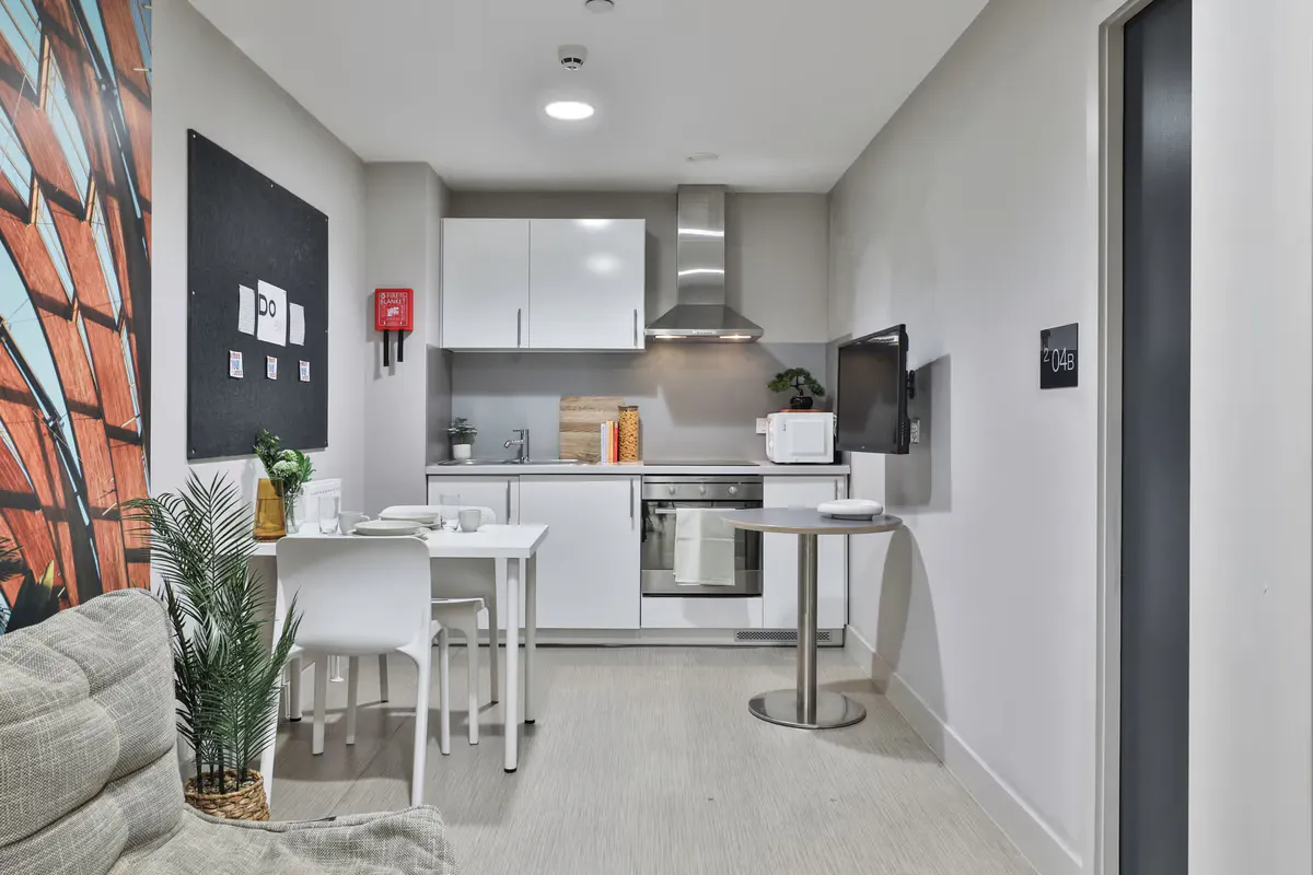 Classic Smaller 2 Bed Apartment - Shared Bathroom