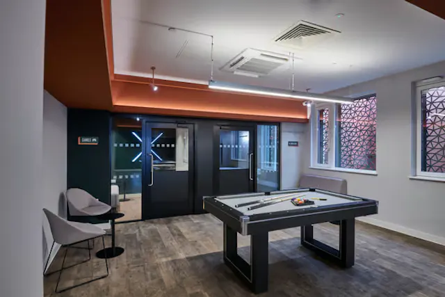 Platinum Studio room image 1