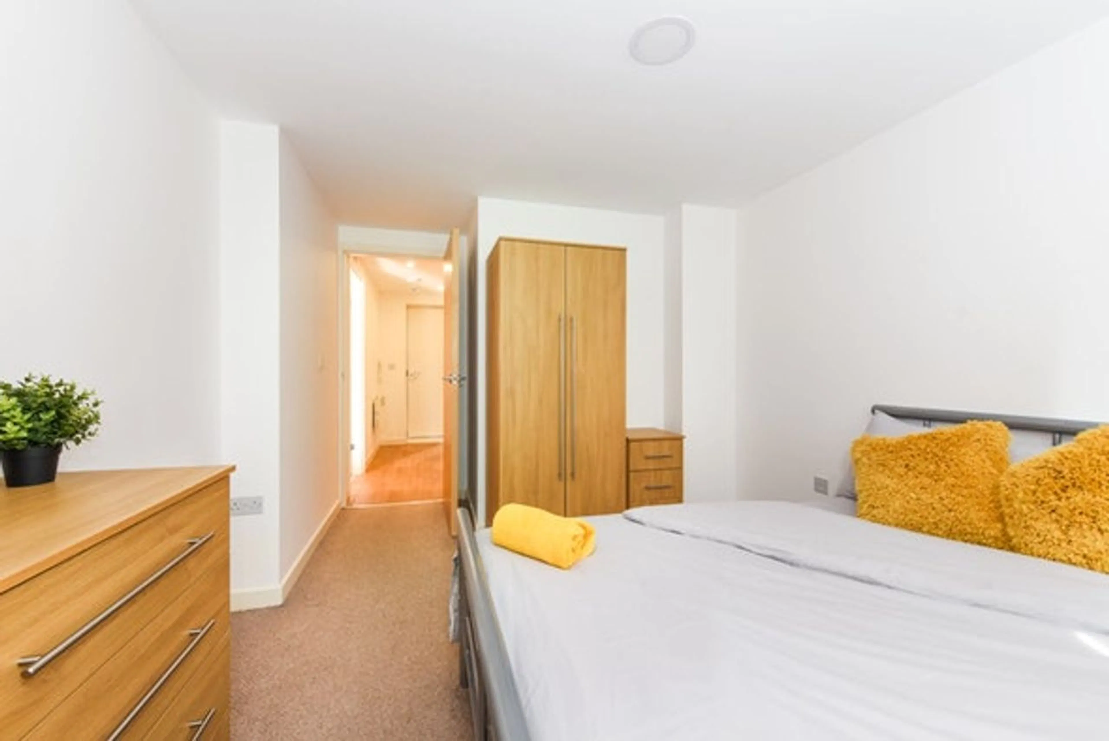 One-Bed Apartment ROOM 1