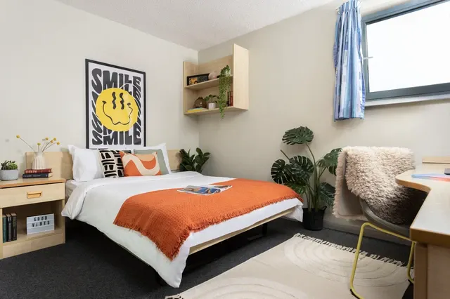 Ensuite: Three Bed Flat Extra Large Standard Double room image 1