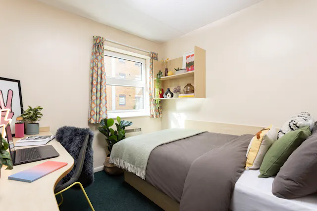 Studio Small High Double room image 1