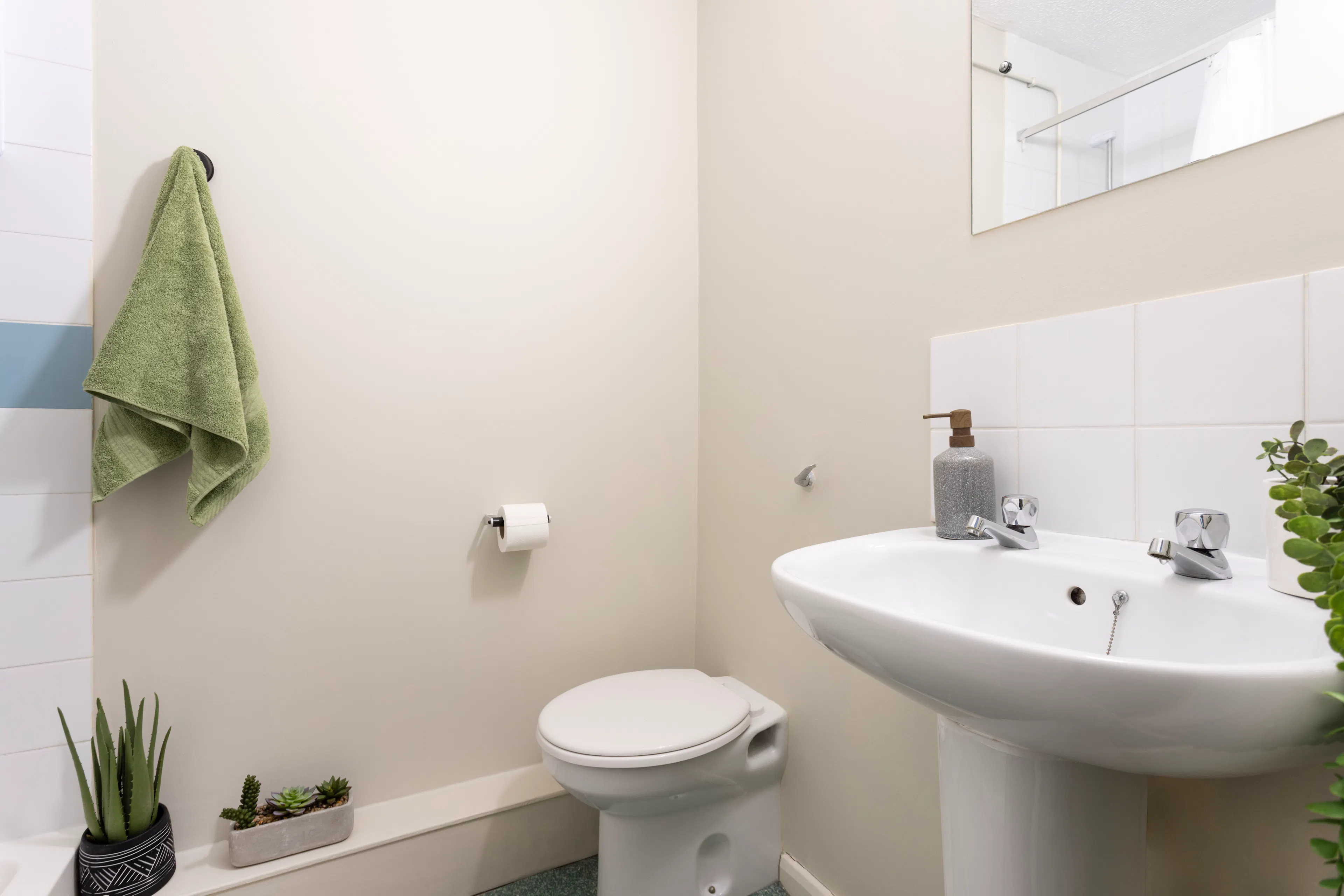 Studio Small High Double BATHROOM 2