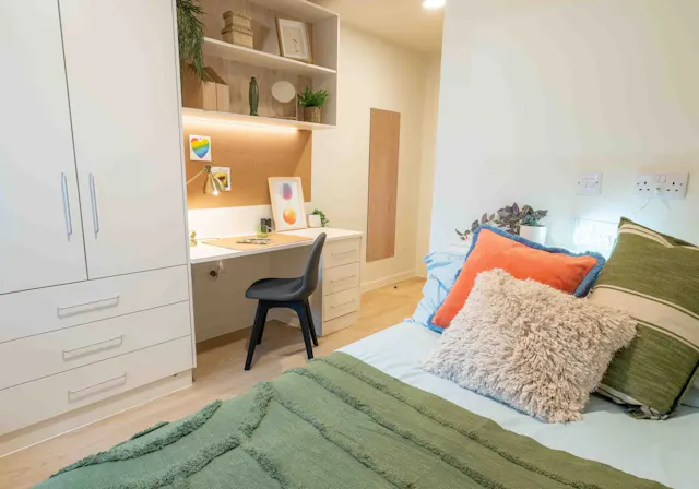 Gold En Suite Plus room image 2