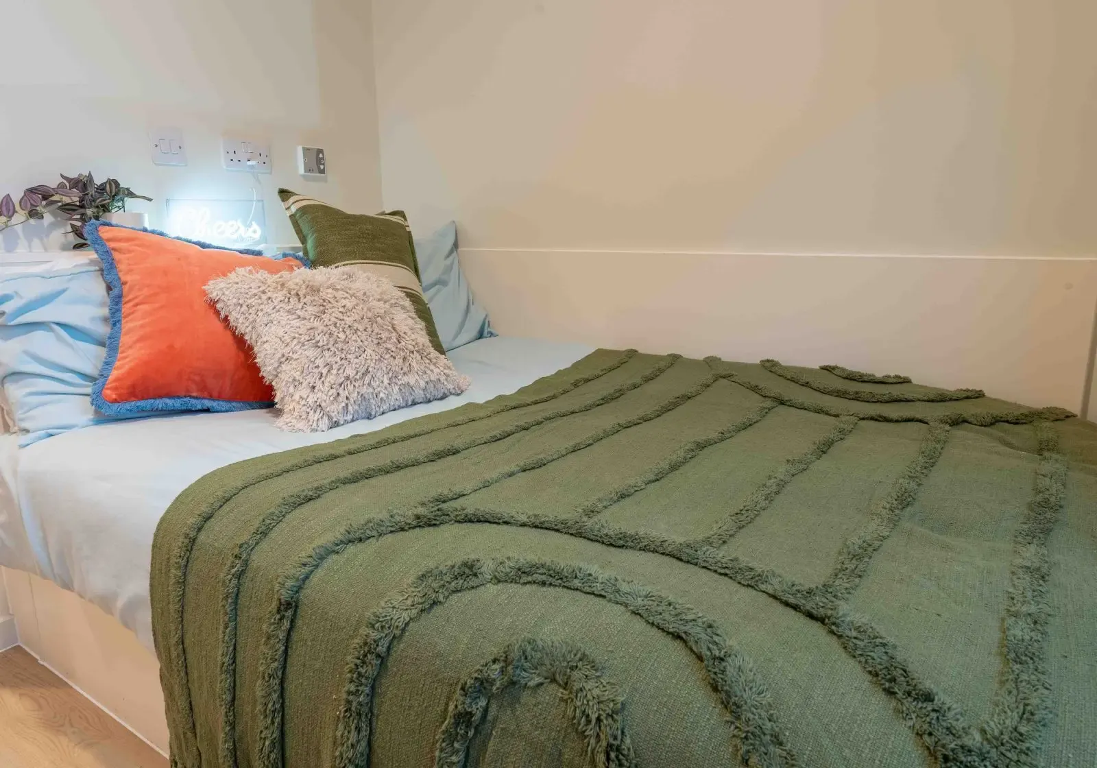 iq-longwood-place-coventry-Gold En Suite Plus