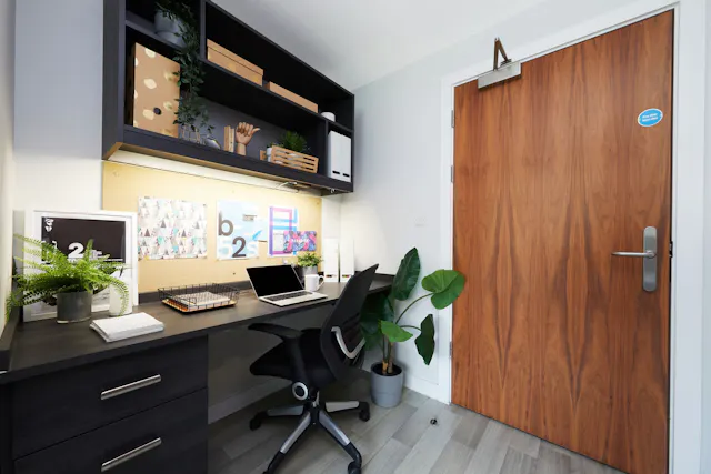 Silver 2-Bed Apartment room image 2