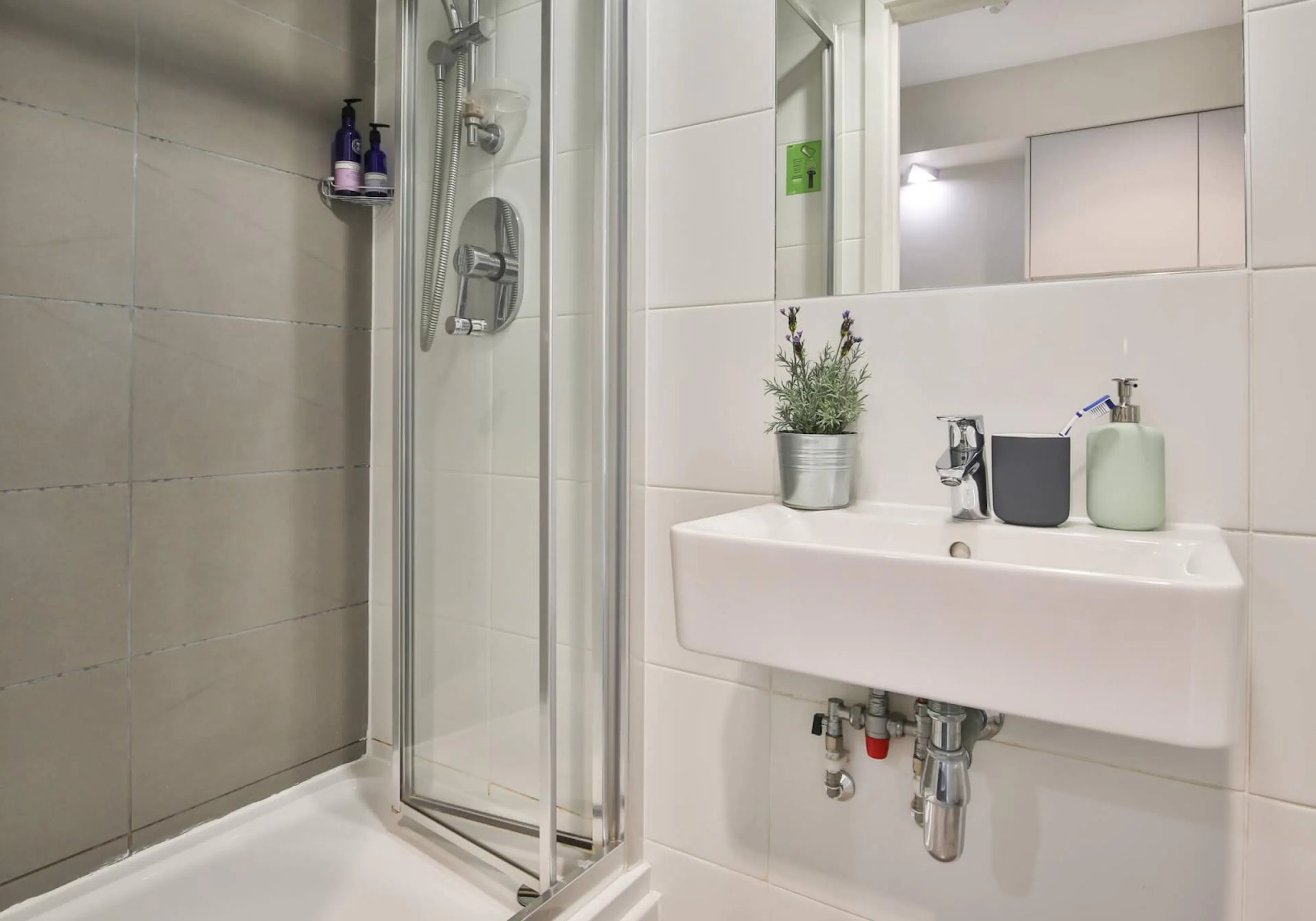 Silver 2 Bed Apartment Plus BATHROOM 4