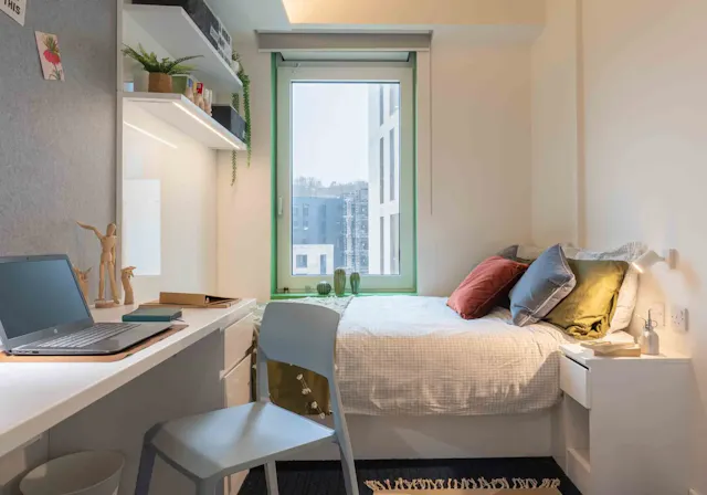 Gold 2 Bed Apartment room image 3