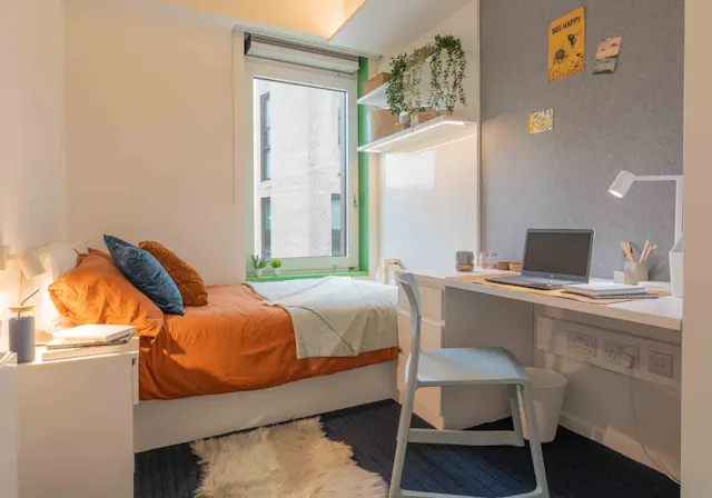Gold 2 Bed Apartment room image 1