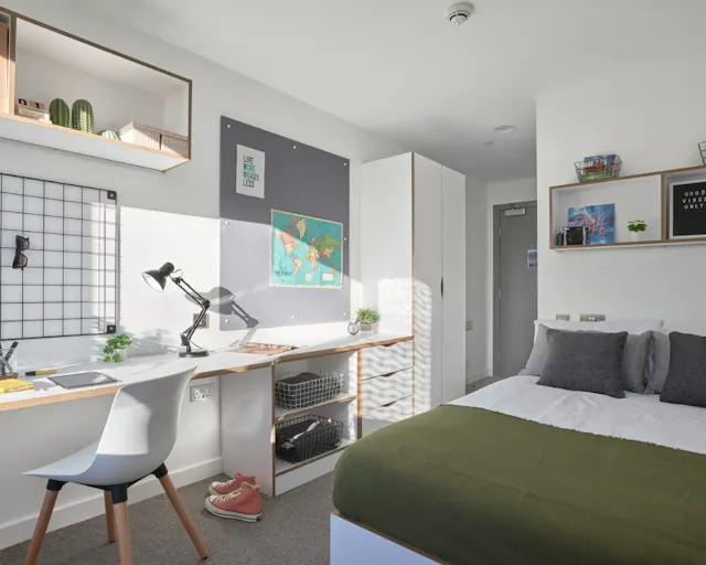 Silver En-suite room image 2