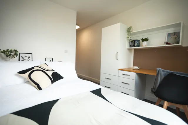 Silver En-suite room image 1