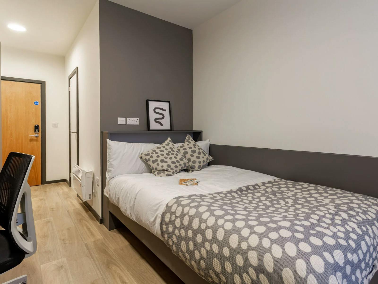 Silver En Suite 5 Share