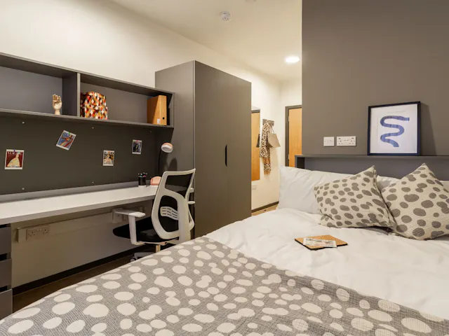 Silver En Suite 6 Share room image 1