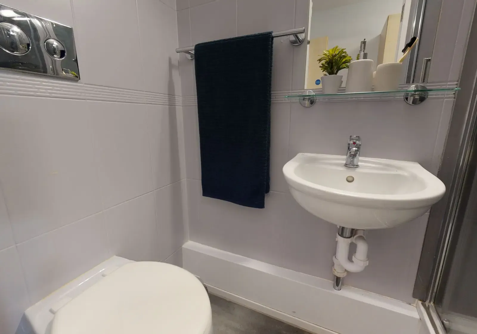 Silver En Suite Plus BATHROOM 4