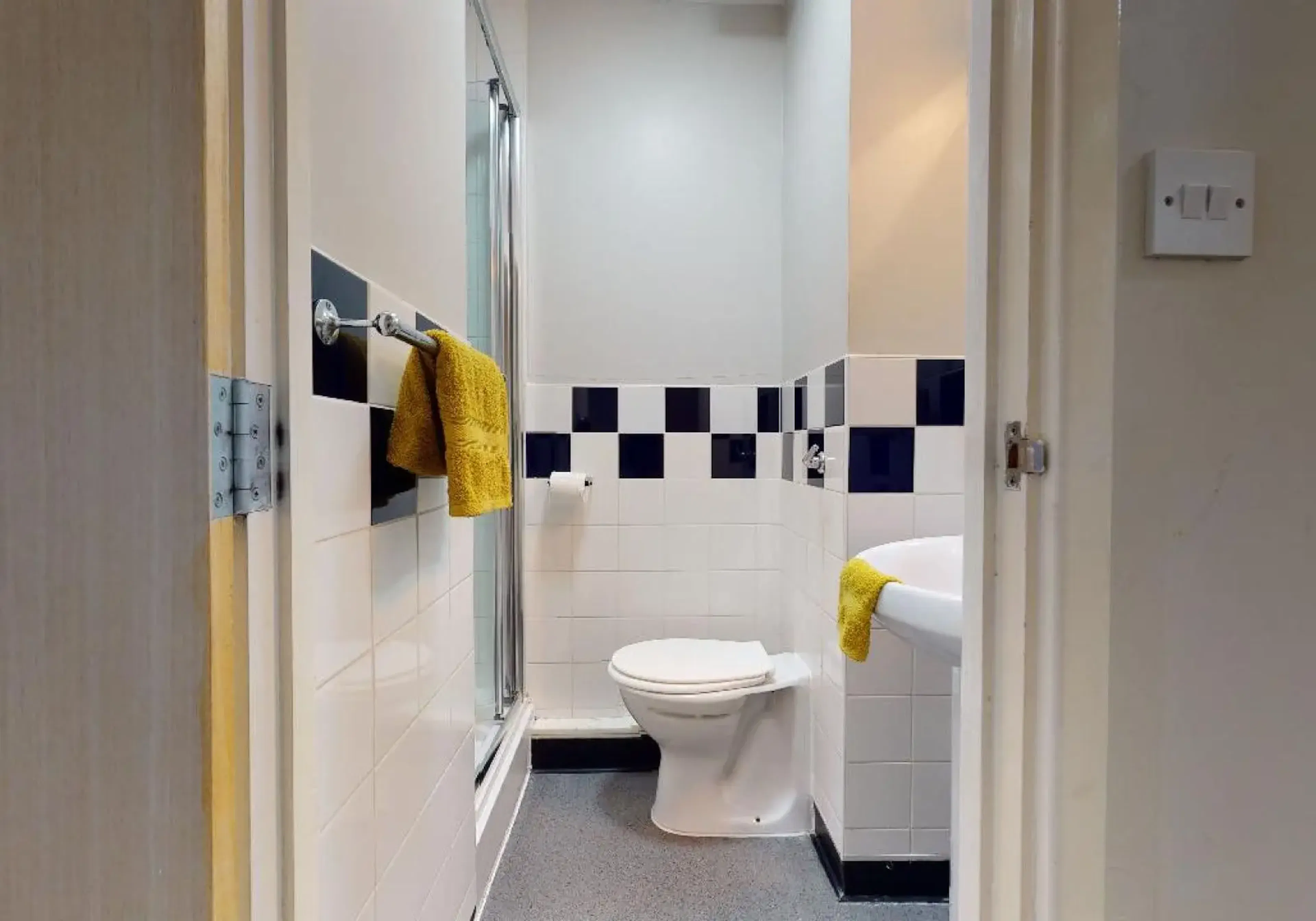 Silver Ensuite Plus BATHROOM 3