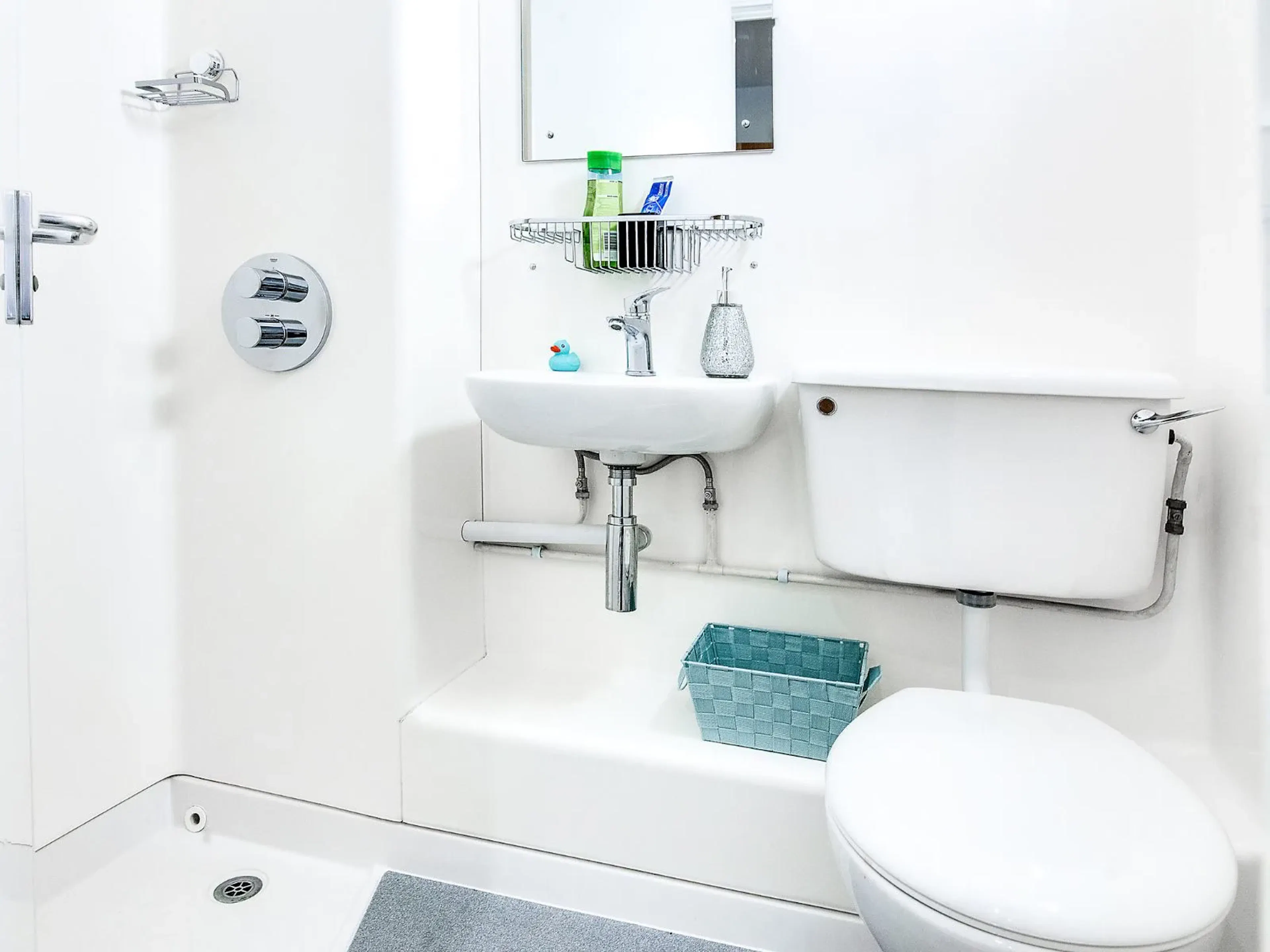 Silver En Suite BATHROOM 3