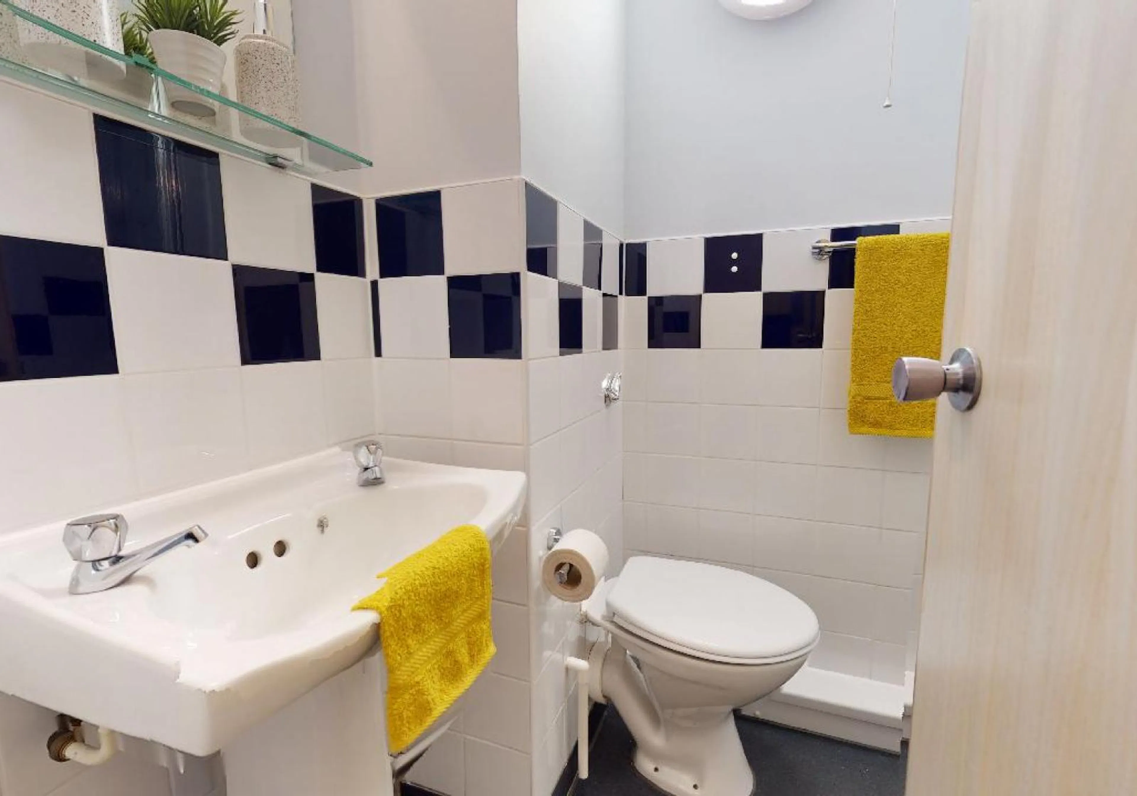 Silver En Suite BATHROOM 4