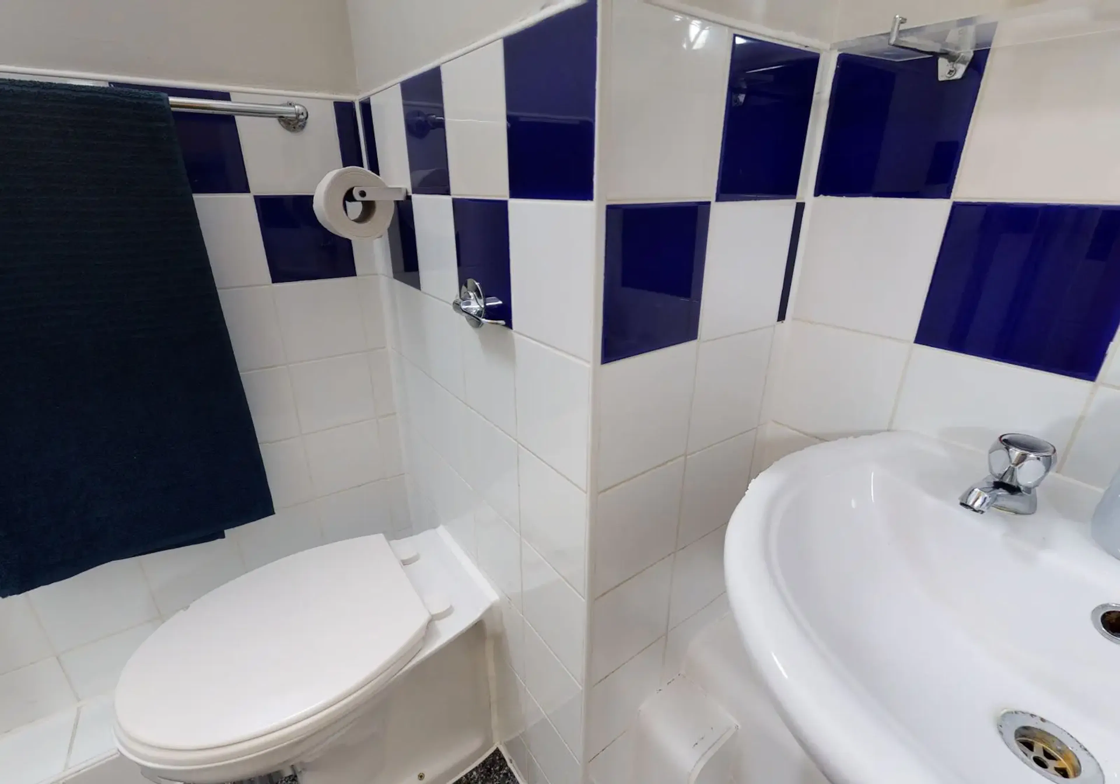 Silver En Suite BATHROOM 4