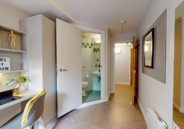 Silver En Suite room image 3