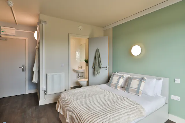 Silver En-suite UK Guarantor not required room image 1