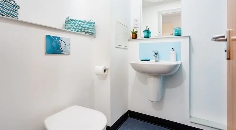 Silver En Suite BATHROOM 3