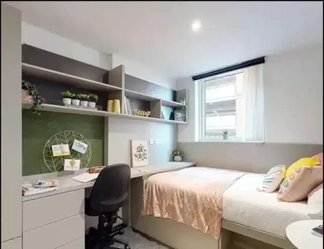 Silver Ensuite Mid Level room image 1