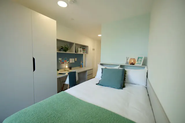 Silver Ensuite room image 2